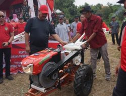 Bupati Edi Serahkan Bantuan Kepada Nelayan dan Petani di Sebulu