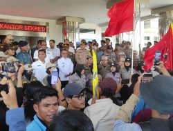 Demo Di Kantor Bupati Kutim, Mahasiswa Tolak Diskusi Di Dalam Ruang