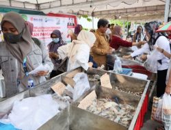 Halaman Kantor Bupati Kukar Disulap Jadi Pasar Murah