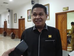 Joni Apresiasi 563 PNS Kutim Terima Penghargaan Satyalencana Karya Satya