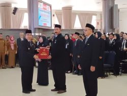 563 Guru PNS Kutim Terima Tanda Kehormatan Satyalencana Karya Satya