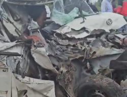 Hantam Dump Truk, Sopir Mobil Pick Up Terjepit Dalam Kabin