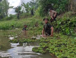 Kelurahan Loa Ipuh Rutin Gotong Royong Bersihkan Aliran Sungai Tenggarong