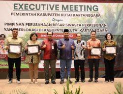 Jalankan Program Pengembangan Masyarakat, Pemkab Beri Penghargaan bagi Perusahaan Perkebunan Sawit