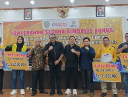 Wabup Kutim Kasmidi Bulang Serahkan Bonus Atlet dan Pelatih Kutim Peraih Medali Fornas VII Jawa Barat