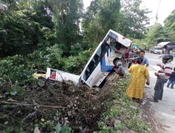 Bus Tabrak Truk Box dan Sepeda Motor di Sangkima Sampai Masuk Jurang, 15 Penumpang Bus Selamat