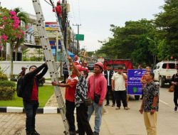 Diskominfo Kukar Lakukan Perapian Kabel-Kabel Fiber Optik Yang Melintang dan Menumpuk