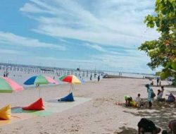 Ribuan Pengunjung Manfaatkan Momen Libur Lebaran Ke Pantai Biru Kersik