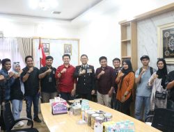 HUT Bhayangkara ke-79, AJKT Berikan Kue Spesial untuk Kapolres Kutim