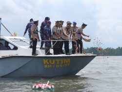 Jelang HUT ke-80 Kemerdekaan RI, Kapolres Kutim Tabur Bunga di Dermaga Pantai Kenyamukan