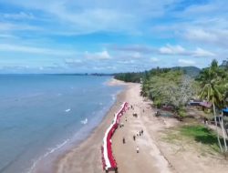 Peringati HUT ke-80 RI, Warga Desa Sekerat Bentangkan Bendera Merah Putih Sepanjang 100 Meter