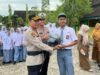 Bagikan Helm SNI Gratis, Cara Humanis Polantas Kutim Ajak Generasi Muda Tertib Berlalu Lintas