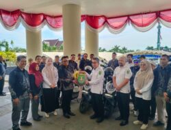 Perkuat Layanan Publik, Pemkab Kutim Serahkan Motor Dinas untuk 56 Ketua RT di Teluk Lingga