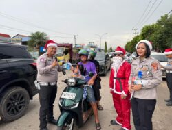 Sat Lantas Polres Kutim Kenakan Topi Santa, Edukasi Keselamatan Lalu Lintas Jelang Nataru