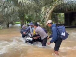 Banjir Rendam Jalan Poros Kelinjau Ulu, Polsek Muara Ancalong Sigap Bantu Warga dan Atur Lalu Lintas
