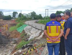 Kolaborasi PT KPC–BBPJN Kaltim Tinjau Progres Penanganan Jalan Longsor di STA 23 Sangatta–Bengalon
