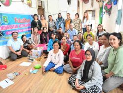 PT KPC Latih Ibu-Ibu Kelompok Tiga Tawai Rindang Benua Kembangkan Kerajinan Manik Bernilai Ekonomis