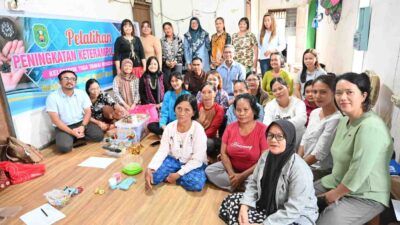 PT KPC Latih Ibu-Ibu Kelompok Tiga Tawai Rindang Benua Kembangkan Kerajinan Manik Bernilai Ekonomis