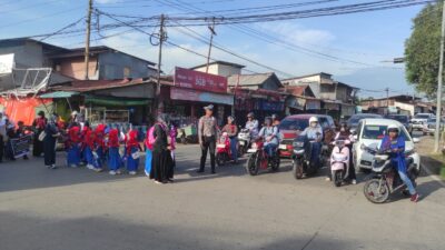 Di Balik Semarak Pawai YPMD, Satlantas Polres Kutim Setia Menjaga Irama Jalanan