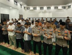 Sambut Bulan Suci Ramadan, Polres Kutim Sholat Tarawih Bersama Warga di Masjid Al Amin