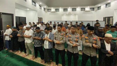 Sambut Bulan Suci Ramadan, Polres Kutim Sholat Tarawih Bersama Warga di Masjid Al Amin