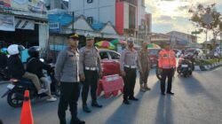 Sat Lantas Polres Kutim Atur Arus Lalu Lintas di Pasar Ramadan, Warga Berburu Takjil dengan Aman dan Nyaman