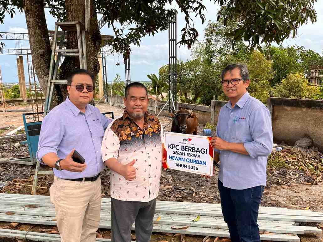 Foto : General Manager External Affairs and Sustainable Development (GM ESD) KPC, Wawan Setiawan (kiri) didampingi Manager External Relations KPC (kanan) menyerahkan bantuan hewan kurban ke Adat Besar Kutai (ABK).